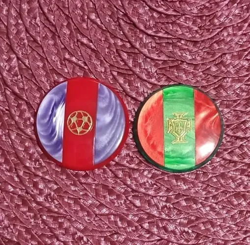 Vendo 02 botões de Futebol de Mesa. Tamanho: 4,1 e 3,9cm
