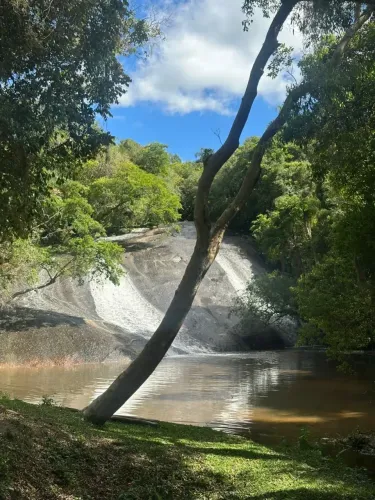 Cachoeiras, comércio e conforto te esperam.