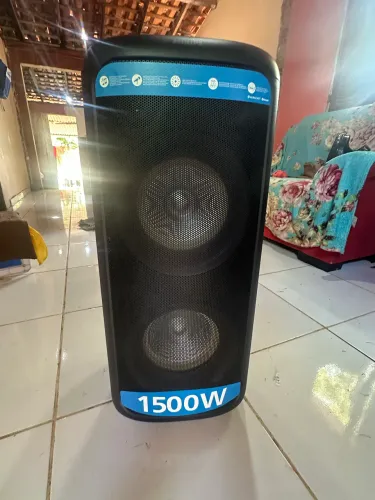 Party Speaker Philips TAX4000/78 de 1500W, com luzes LED roxas nos alto-falantes.