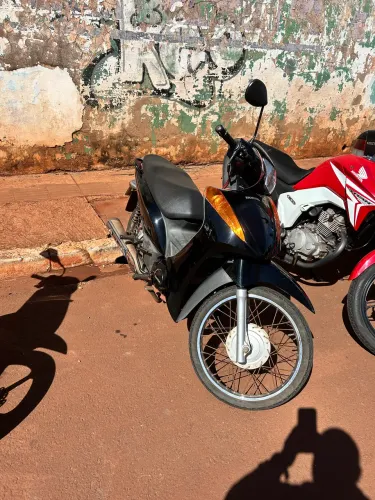 Vendo honda Biz bem conservada ano 2013, essa. Ao tem partida eletrica
