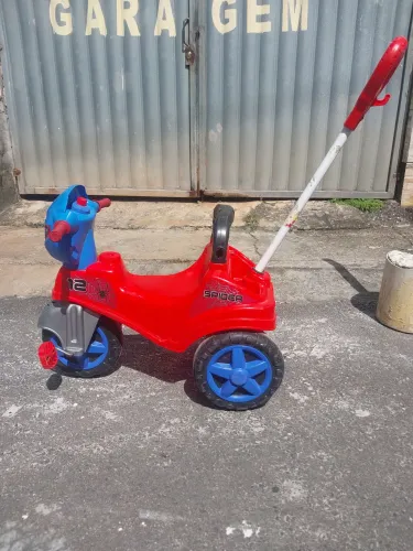 Vende-se Carrinho Velotrol infantil VALOR R$100,00.