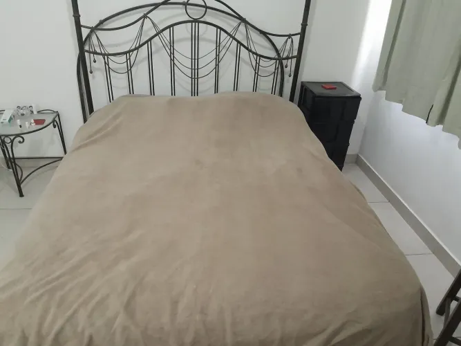 Cama King em ferro com cobertura 