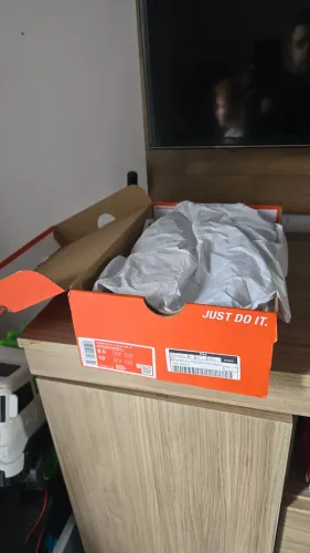 Chuteira nova usada apenas uma vez, marca Nike.