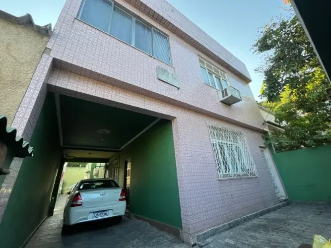 02 Casas com 02 e 03 Quartos Quintal Varanda e Garagem