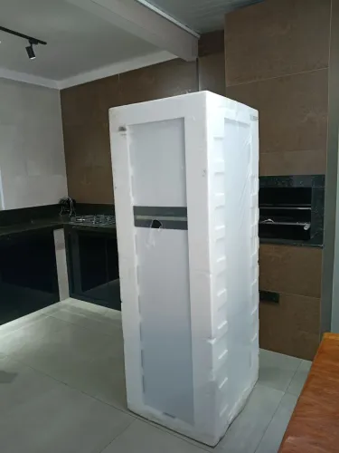 Geladeira nova na caixa