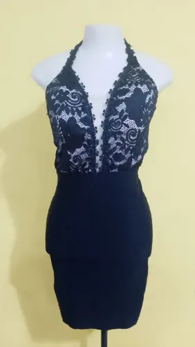 Vestido preto tubinho com tule no