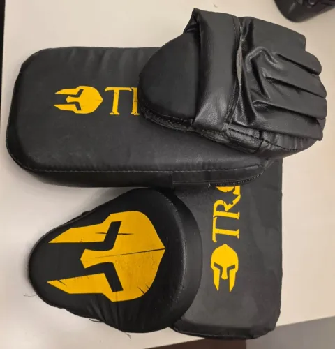 Aparador + manopla de Muay Thai TROIA