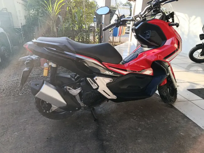 Honda ADV 2023 com apenas 2000 km