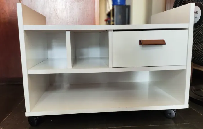 Mesa de cabeceira com rodas (usado)