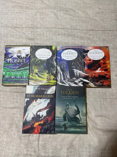 Livros Senhor dos Anéis e o Hobbit mais outros com orelha