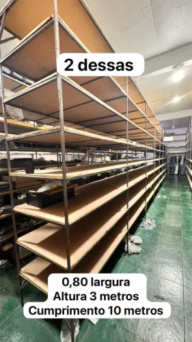 Prateleiras grandes de metalon e mdf