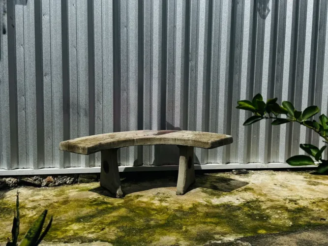 Mesa de cimento com 3 banquinhos