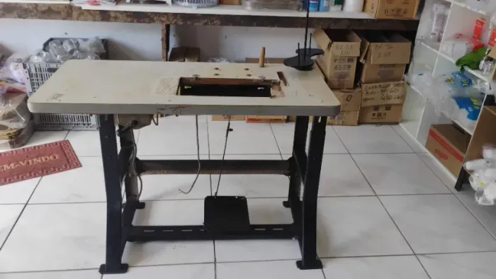 Mesa para máquina de costura