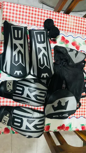 Kit de luva,caneleira , atadura e bolsa
