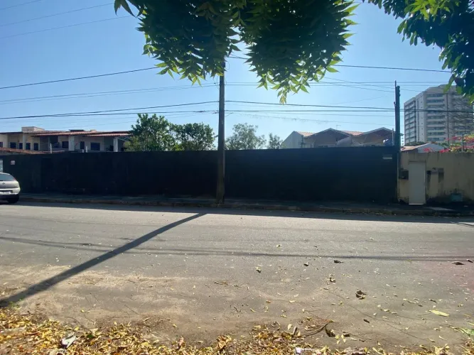 EXCELENTE OPORTUNIDADE! Terreno c/ 1.049,75m², nascente, murado, 80% de indice de construç