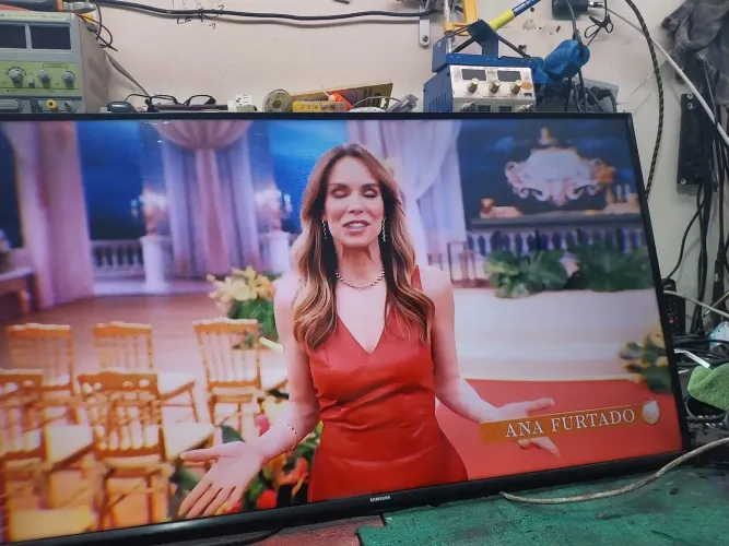 Tv 40 samsung  smart Wi-Fi YouTube Netflix 