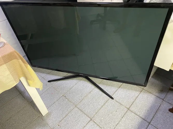 TV com defeito sem ligar nada 