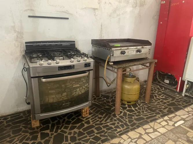 Vendo chapa e fogão 