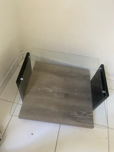 Mesa de centro com tampo de vidro 