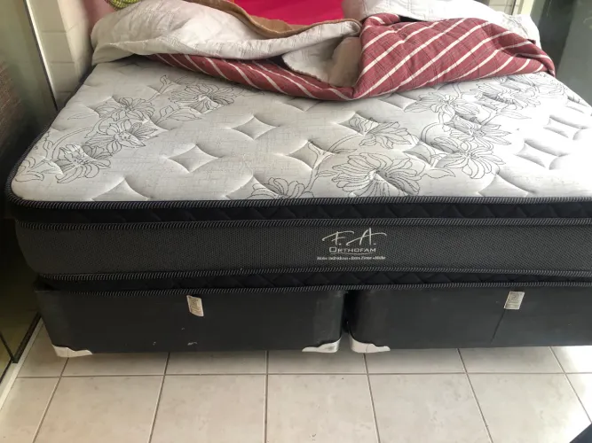 Vendo cama box queen