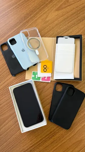 iPhone 11 64GB Preto - Conservado + Acessórios