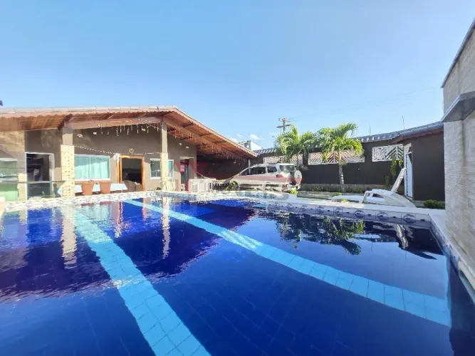 Casa térrea à venda em Peruibe - 100 metros da praia com 420m2 de terreno - 4 dormitórios