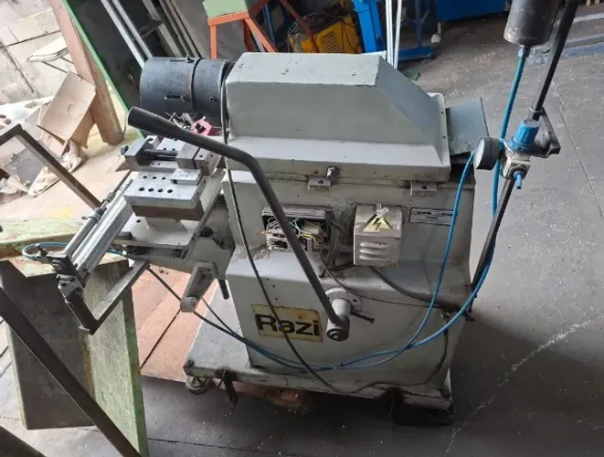 Máquina Pneumática Furadeira horizontal e Faz rasgos em peças alumínio marca Razi