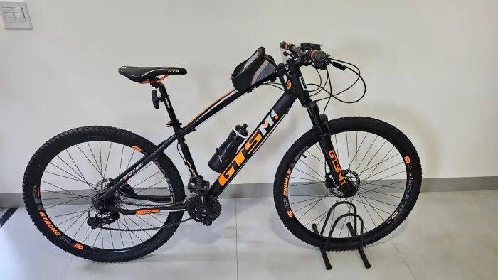 Bike GTSM1 Aro 29 | 27 Marchas IVTEC, freios a Disco, Trava no guidão| Completa | R$ 2.000
