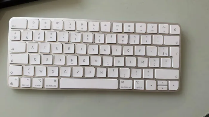 Apple Magic Keyboard Original (Prata/Branco) - Modelo Recarregável