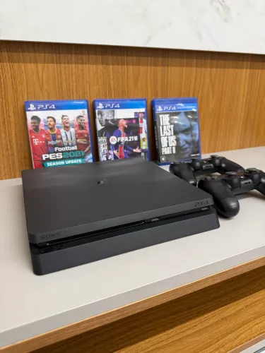 PS4 Slim 500GB + 2 Controles + 3 Jogos
