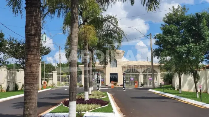 Terreno em condomínio fechado, com excelente localização.