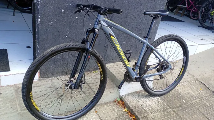 Vendo bike Oggi hacker sport tamanho 17