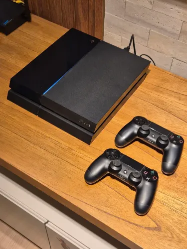 PS4 Fat 500GB + 2 Controles + 5 Jogos Físicos (The Witcher 3, God of War, Uncharted 4...)