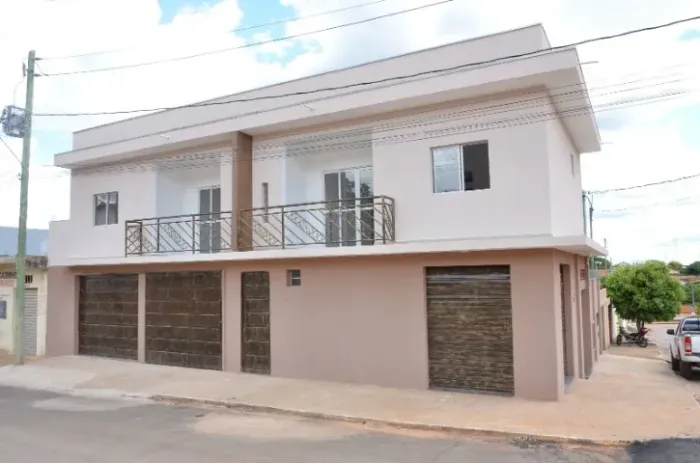 prédio com 3 apartamentos c/garagem e um ponto comercial