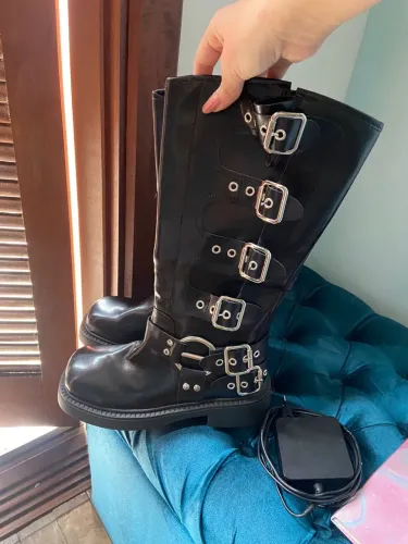 bota com fivelas