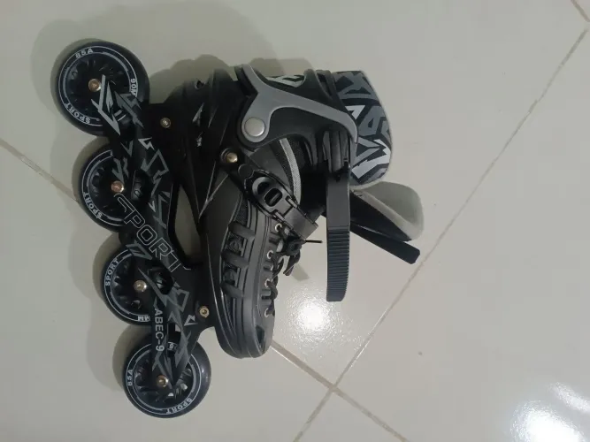 Patins inline preto e branco