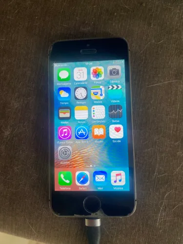 iPhone 5S na primeira versão do iOS sem marcas de uso