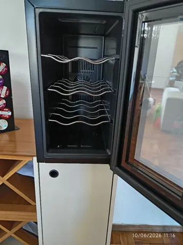 Vendo essa adega semi nova 1.200