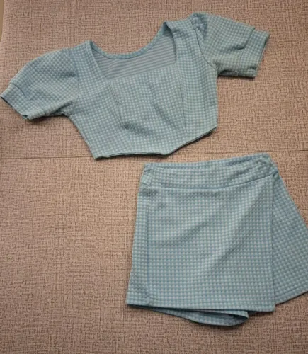 Conjunto NOVO/Cropped + saia xadrez azul bebê/ SEM USO
