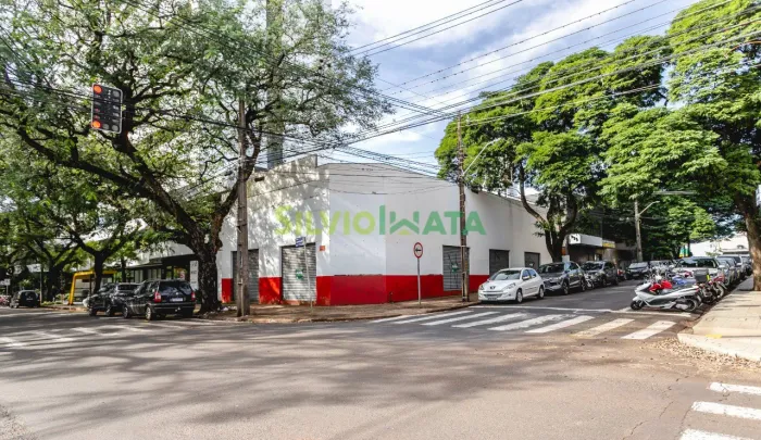 Barracão comercial com duas frentes, tendo os acessos pela Avenida carneiro leao e Rua jos