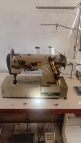 VENDO MAQUINA DE COSTURA GOLEIRA TO VENDO POR QUE TO QUERENDO IR PARA SP E NAO DA PARA LE