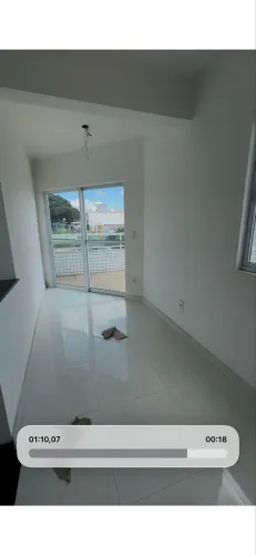 Porta de correr em esquadria de alumínio e vidro