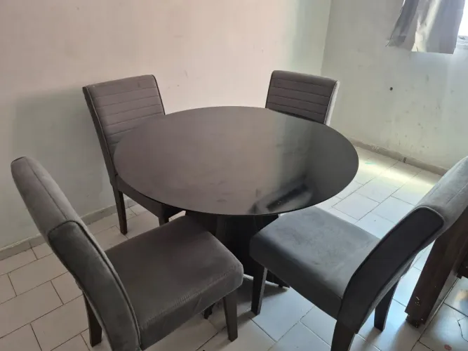Poltrona, mesa de jantar, sofá cama