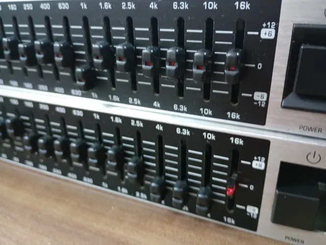 Equalizadores Gráficos Behringer Ultragraph Pro FBQ1502 - Rack Profissional