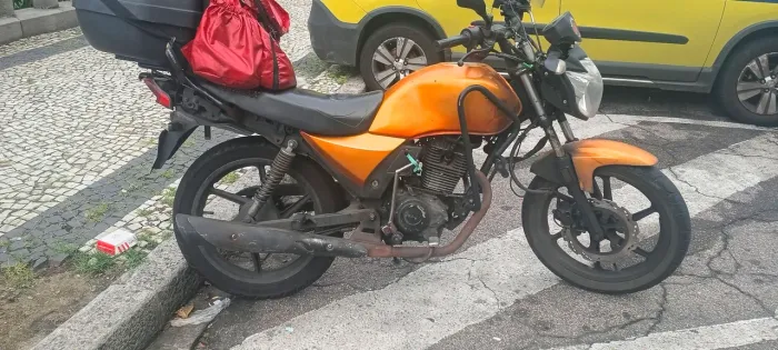 Vendo moto barata pra trabalho. Doc quase ok.