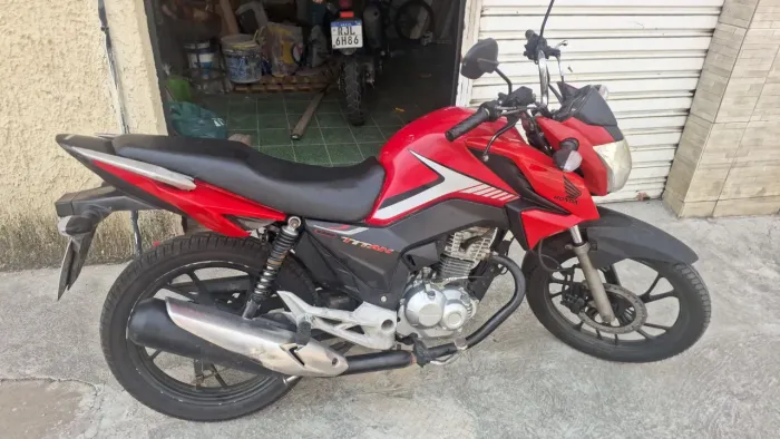 Vendo Titan 160 17/18 em dia , só pegar e andar, motor feito há 1 semana, doc ok.