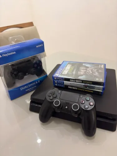Ps4 slim 1 TB -2 controles