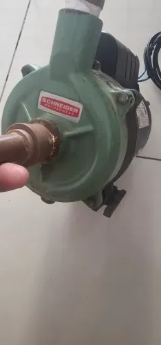 Bomba de água muito nova pouco usada