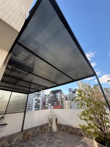 Toldo Policarbonato Alveolar Fume 2.2m x 4.2m com fechamento em uma lateral