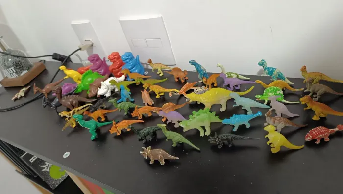 Lote Dinossauros - 55 Miniaturas em plastico, diversos modelos